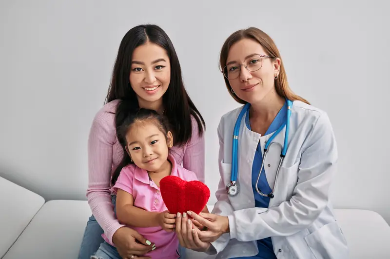 Especialista de PediaCor explicando un diagnóstico a una familia