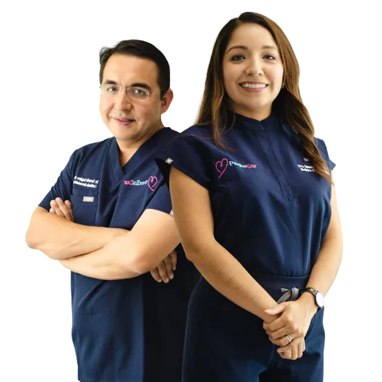 Dos especialistas de PediaCor con uniforme azul marino y los brazos cruzados frente a un círculo magenta