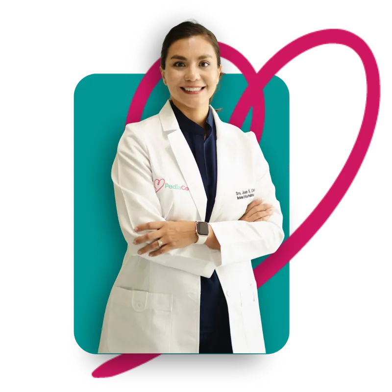Dra. Joan Stephanie Celis Jasso, especialista en medicina crítica pediátrica de PediaCor, con los brazos cruzados frente al corazón de la marca