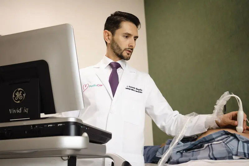 Especialista de PediaCor realizando una ecocardiografía a un paciente pediátrico