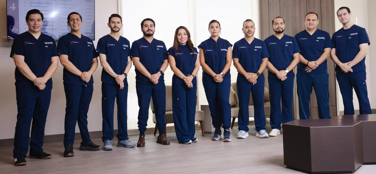 Equipo completo de especialistas de PediaCor con uniforme azul marino